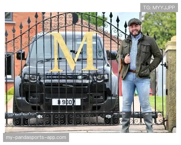 亚历克斯·摩根机场街拍：运动装配高奢包，普通人只能望图兴叹